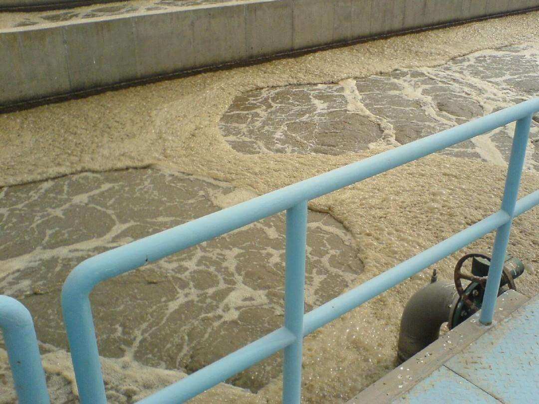 生物曝氣池出現(xiàn)泡沫，使用哪種消泡劑？